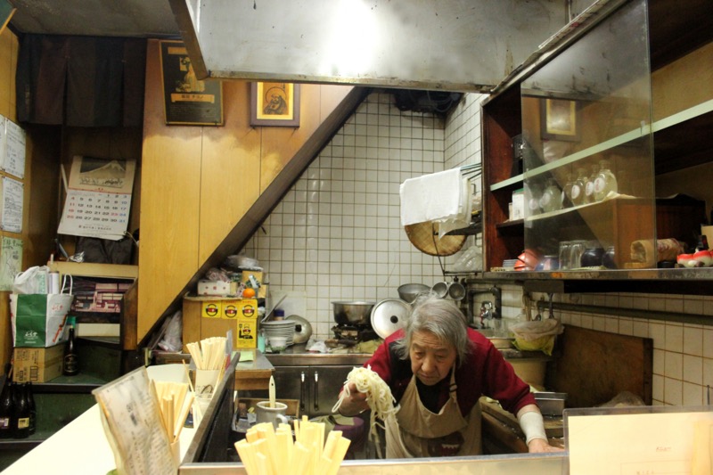 店内と老女