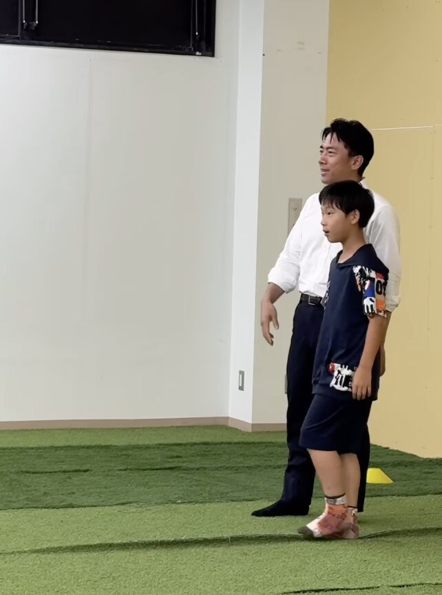 男性と小学生の男の子